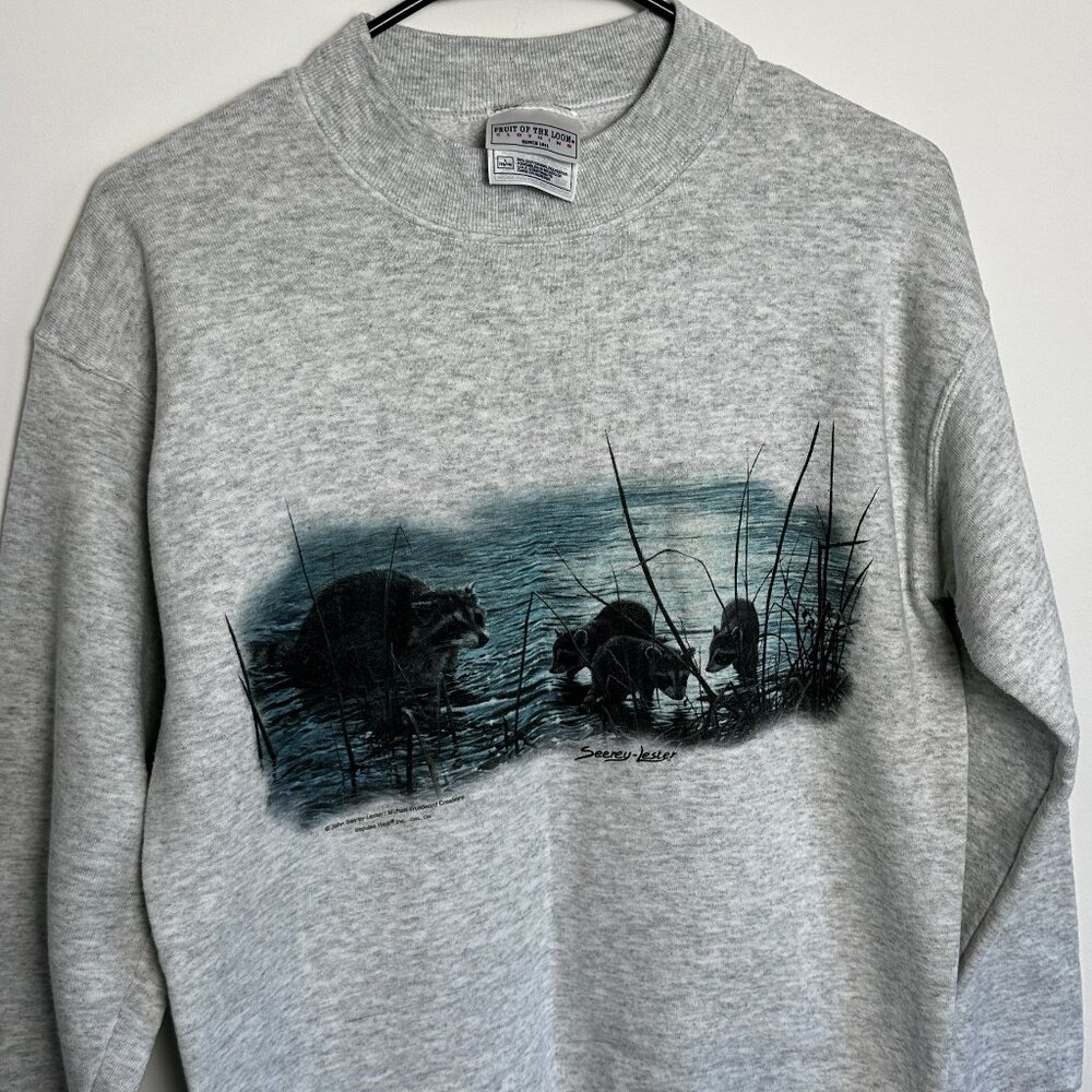 Graphic Seerey-Lester Raccoons Crewneck animal sweater (L)